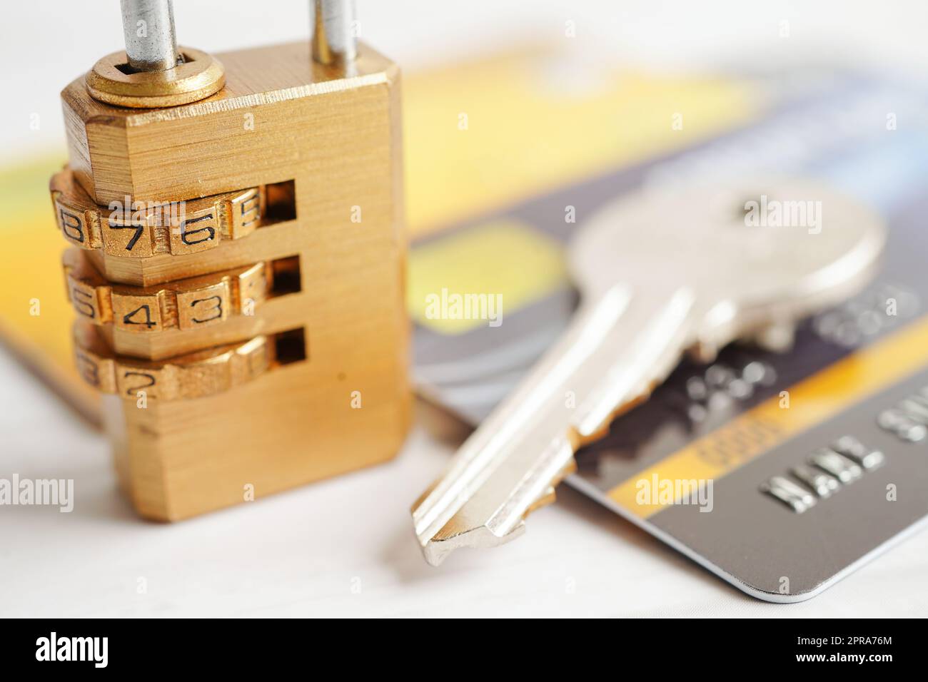 Kreditkarte mit Passwortschloss, Sicherheitsfinanzierung Geschäftskonzept. Stockfoto