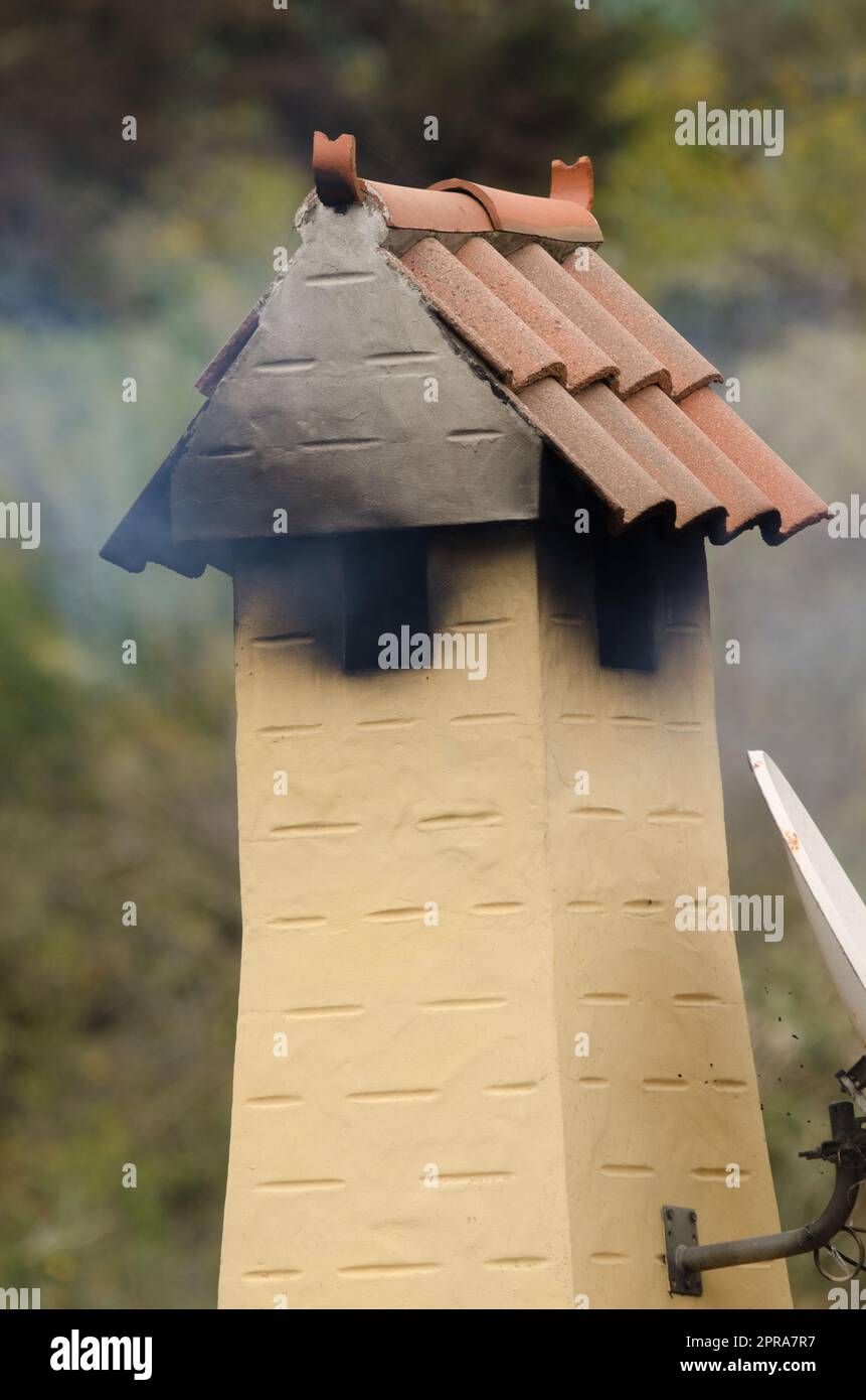 Der Schornstein stößt Rauch aus. Stockfoto