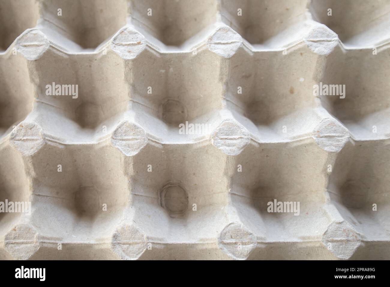Draufsicht auf ein leeres Eiertablett aus Pappe Hintergrundtextur eines Behälters aus biologisch abbaubarer Papierverpackung mit einem sich wiederholenden Muster Stockfoto