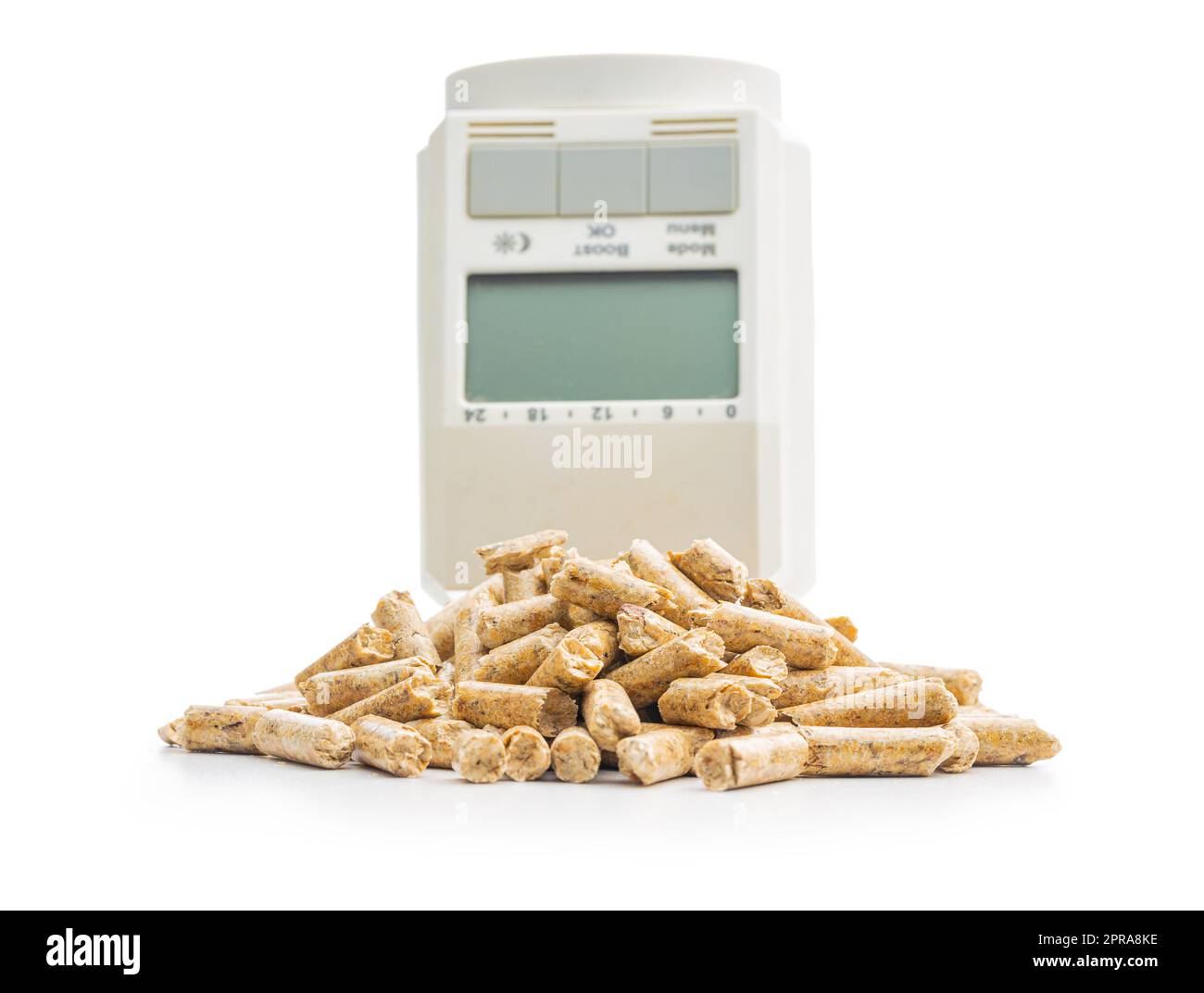 Holzpellets und thermostatischer Ventilkopf isoliert auf weißem Hintergrund. Biomasse – Erneuerbare Wärmequelle. Stockfoto