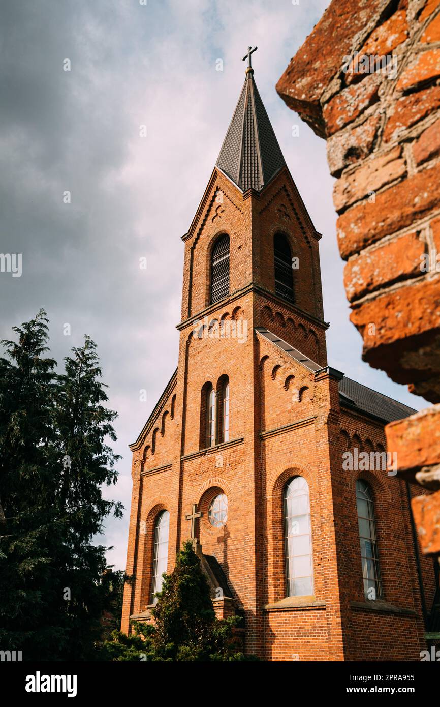 Opsa, Kreis Braslav, Region Vitebsk, Weißrussland. Nahaufnahme Der Kirche St. Johannes Der Täufer Stockfoto