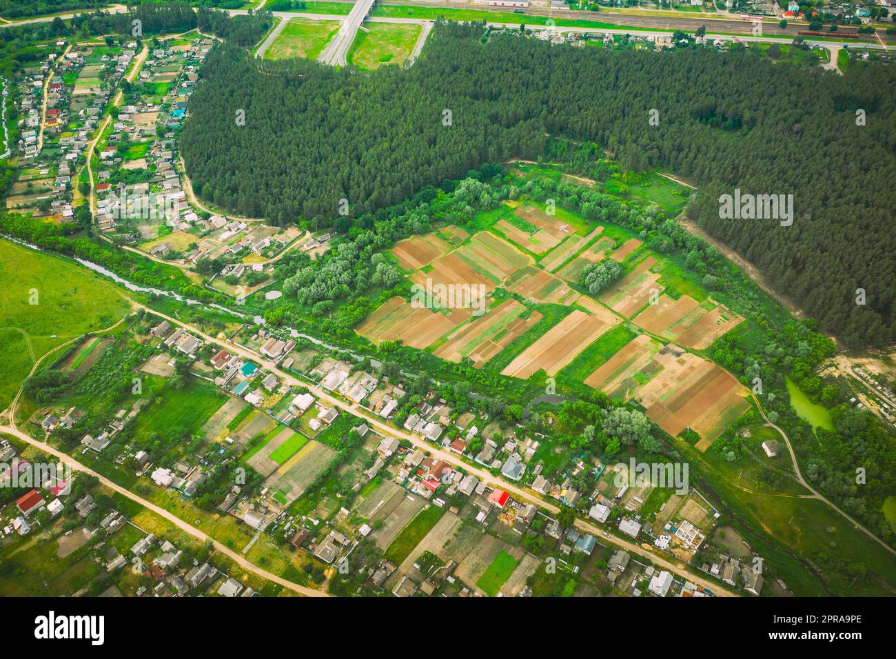 Luftaufnahme Von Gemüsegärten In Kleinstadt Oder Dorf. Skyline Im Sommerabend. Village Garden Betten in Vogelperspektive Stockfoto
