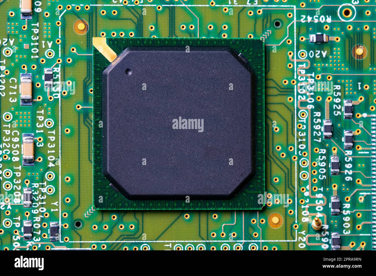 Nahaufnahme des Mikroprozessor-Chips auf der Hauptplatine im Computer. Grüne Leiterplatte. LEITERPLATTE. Computer- und Netzwerkkommunikationstechnisches Konzept. Hintergrund für grüne Technologie. Stockfoto