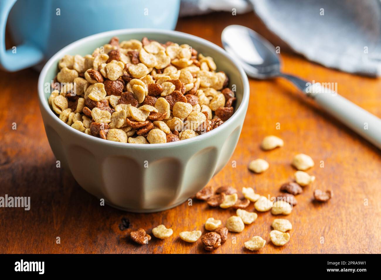 Frühstücksflocken in einer Schüssel auf einem Holztisch. Stockfoto