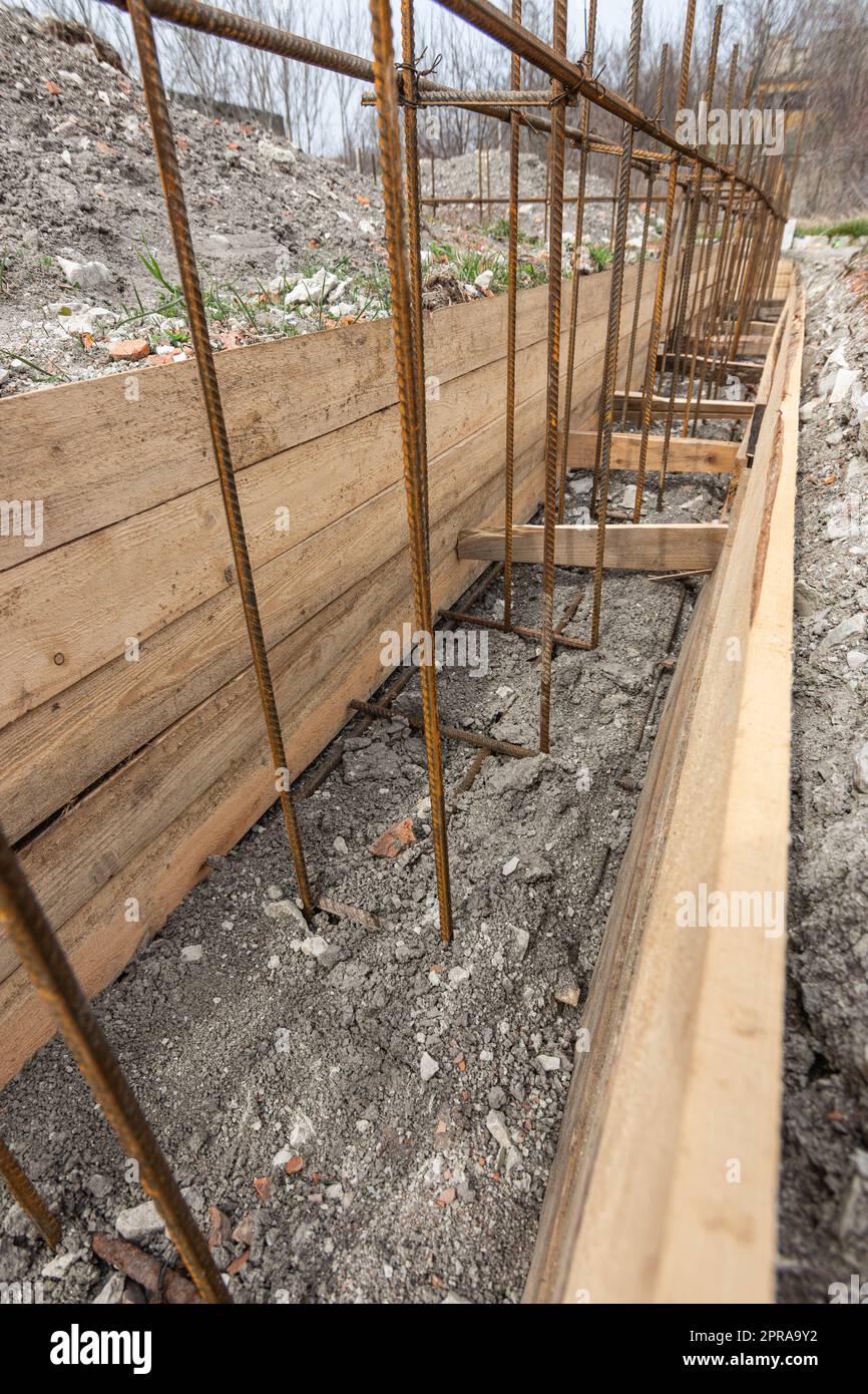 Nahaufnahme der Verstärkung eines flach vergrabenen Streifenfundaments eines flachen Wohngebäudes Stockfoto