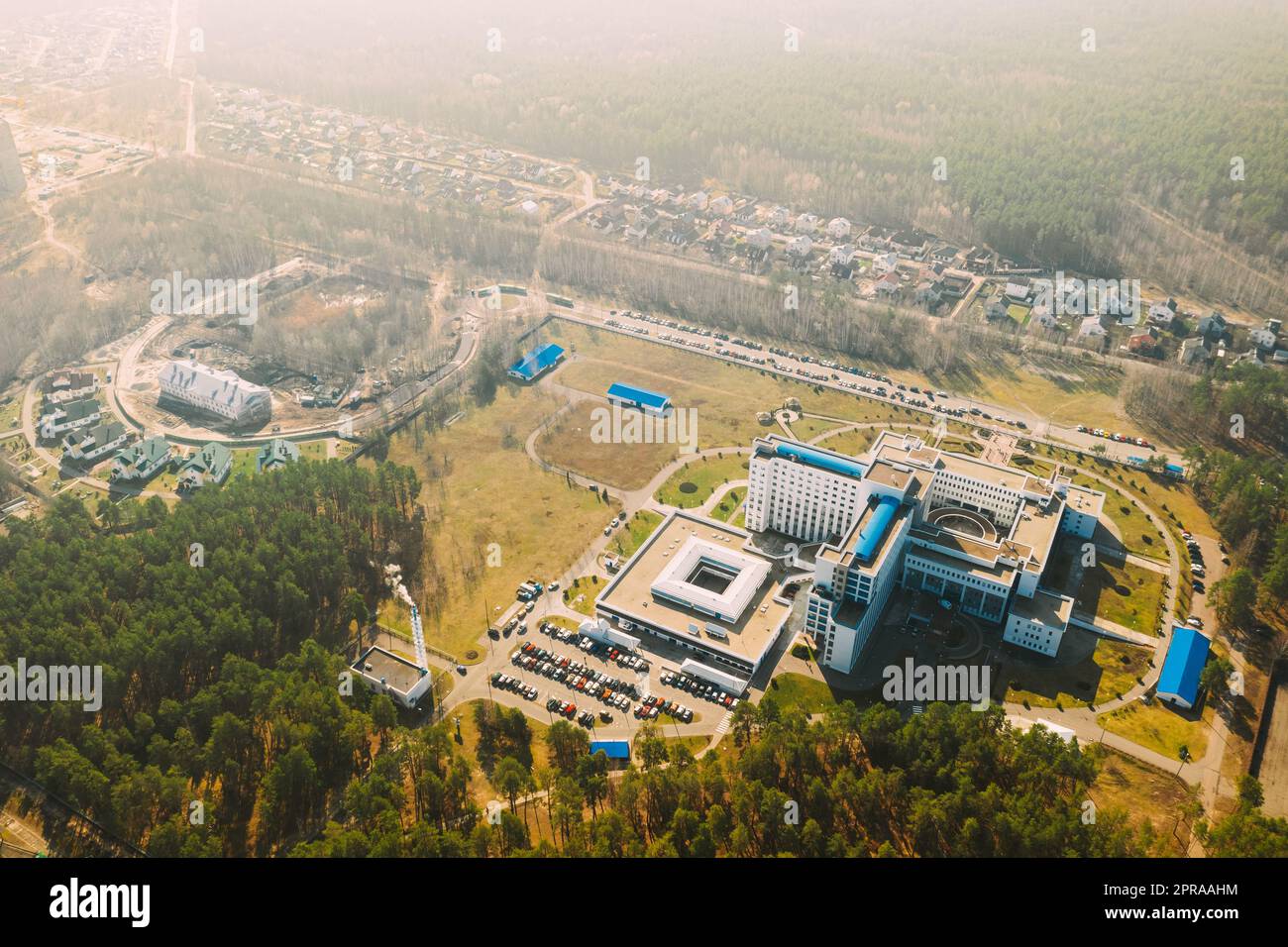 Gomel, Weißrussland. Luftaufnahme des Gebäudes des Republikanischen Wissenschaftlichen Zentrums für Strahlenmedizin und menschliche Ökologie am Frühling-Sonnentag. Draufsicht. Drohnenansicht. Vogelperspektive Stockfoto