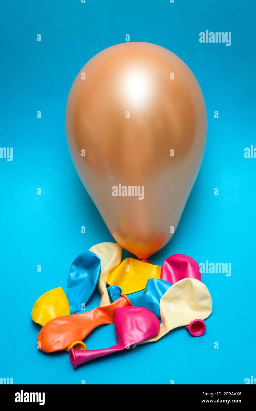 Bunte Ballons auf blauem Hintergrund Stockfoto