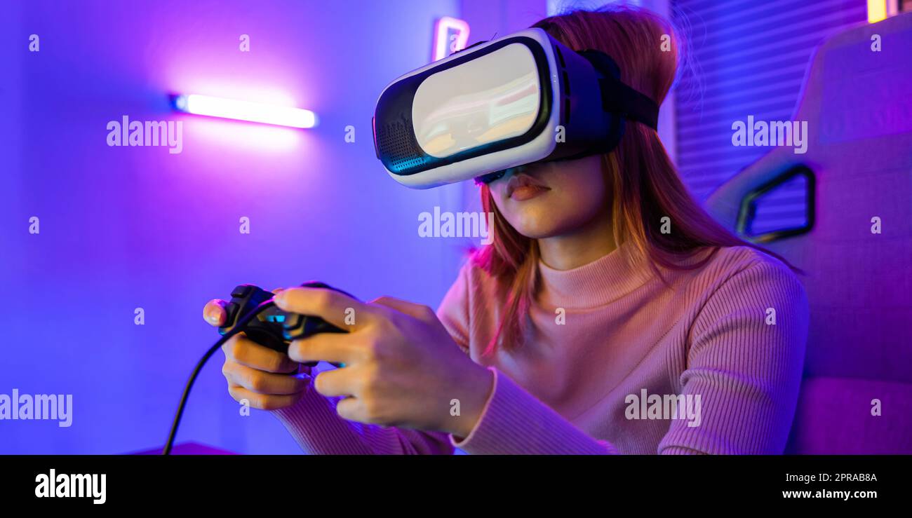 Gamer in VR-Headset-Brillen erkunden Metaverse spielen Videospiel online mit Joystick Stockfoto