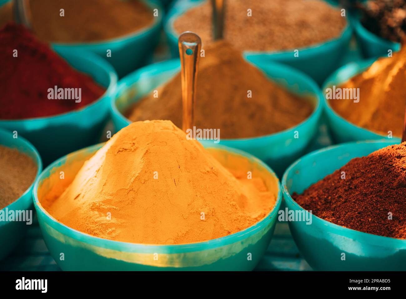 Close Ansicht Von Masala Curry, Helle Farben Duftende Gewürzmischung, Conditioning In Tray Auf Lokalem Lebensmittelmarkt, Basar Stockfoto