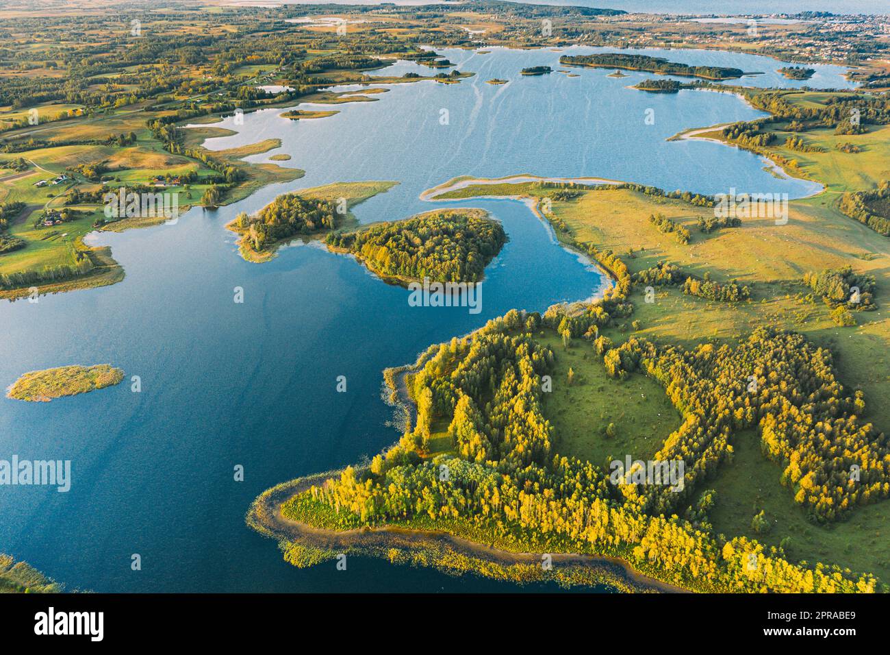 Braslaw Oder Braslau, Witebsk Voblast, Belarus. Blick Aus Der Vogelperspektive Auf Den Nedrava Lake Und Die Grüne Waldlandschaft Am Sonnigen Herbstmorgen. Blick Von Oben Auf Die Wunderschöne Europäische Natur Von High Attitude. Vogelperspektive. Berühmte Seen. Natürliche Wahrzeichen Stockfoto