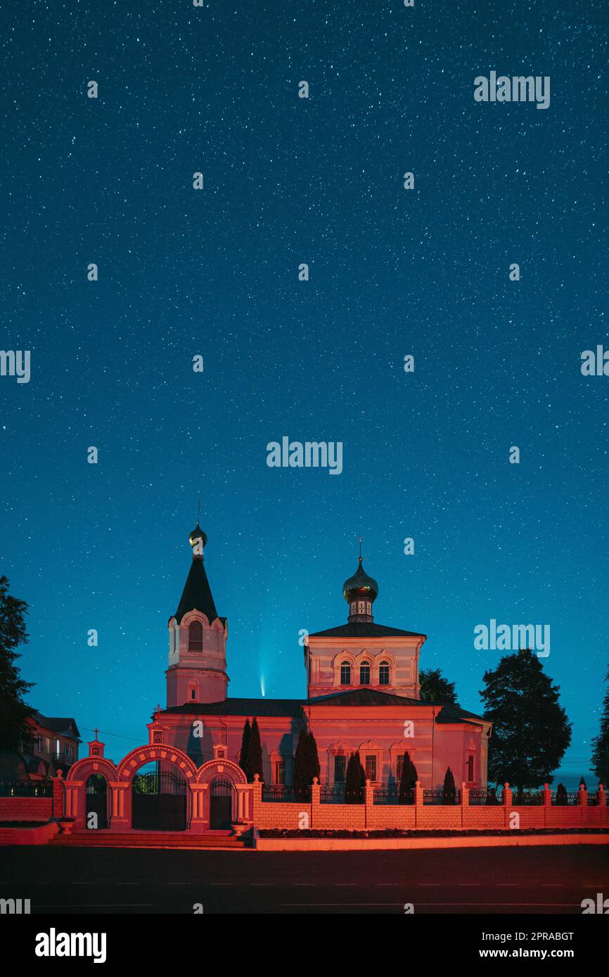 Korma Village, Dobrush District, Belarus. Comet Neowise C2020f3 In Night Starry Sky Über St. John, Die Klosterkirche Korma Im Dorf Korma. Berühmte Orthodoxe Kirche Und Historisches Erbe Stockfoto