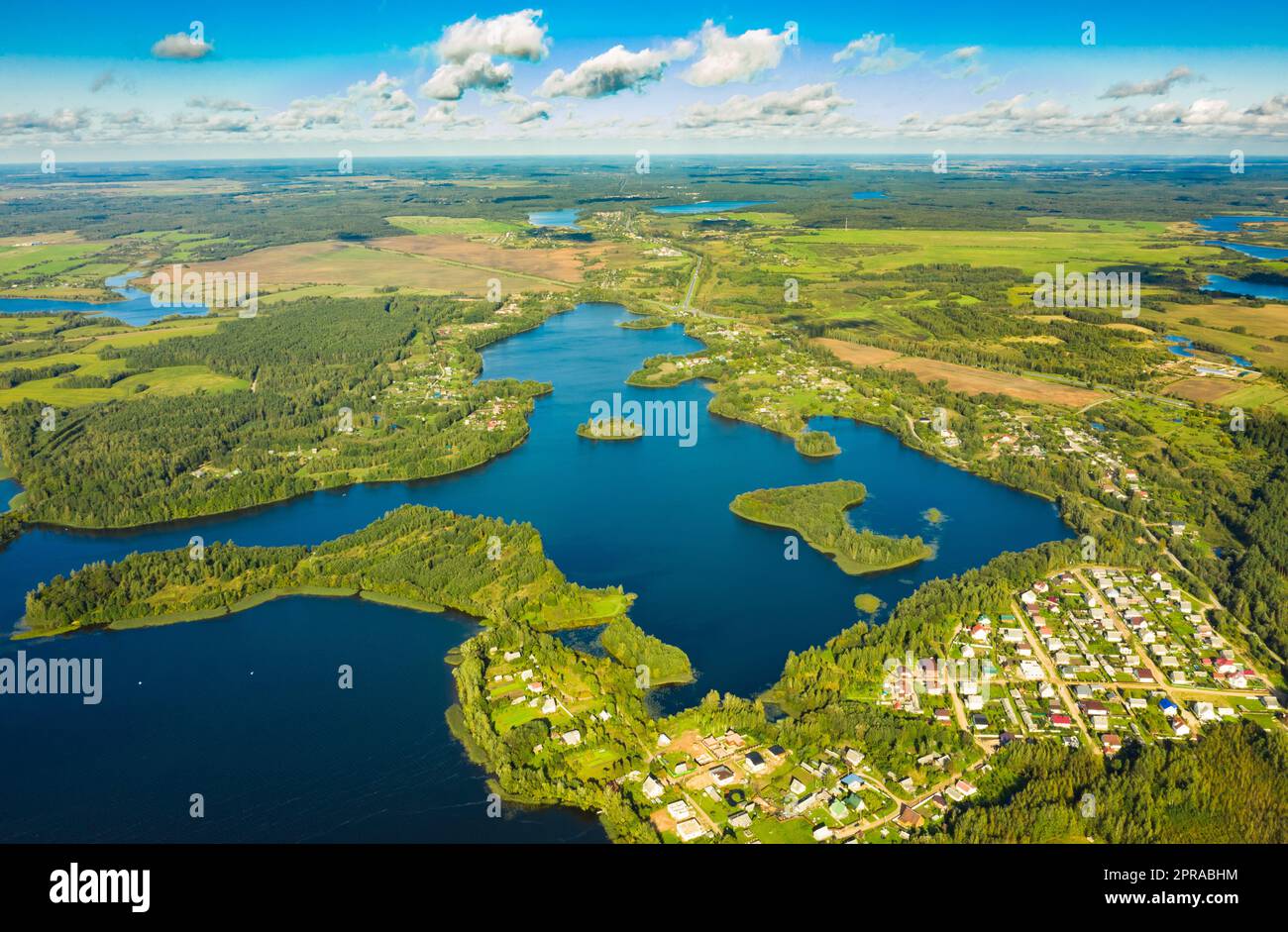 Bezirk Ljepjel, Region Vitebsk, Weißrussland. Luftaufnahme Des Lepel Lake Mit Natürlichen Kleinen Inseln Stockfoto