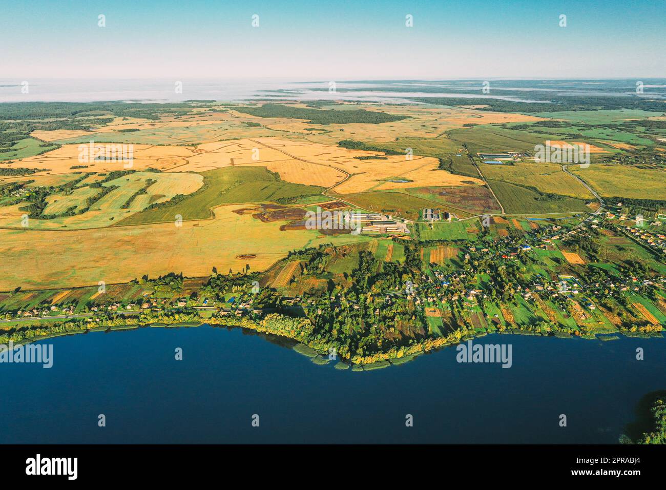 Lyepyel District, Region Witebsk, Belarus. Luftaufnahme Der Wohngegend Mit Häusern Auf Dem Land. Morgennebel Über Lepel Lake Und Skyline Der Stadt. Vogelperspektive Stockfoto