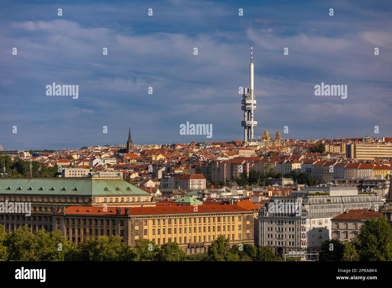 PRAG, TSCHECHISCHE REPUBLIK, EUROPA - Zizkov Fernsehturm, ein Senderturm aus dem Jahr 216m und Stadtbild. Stockfoto