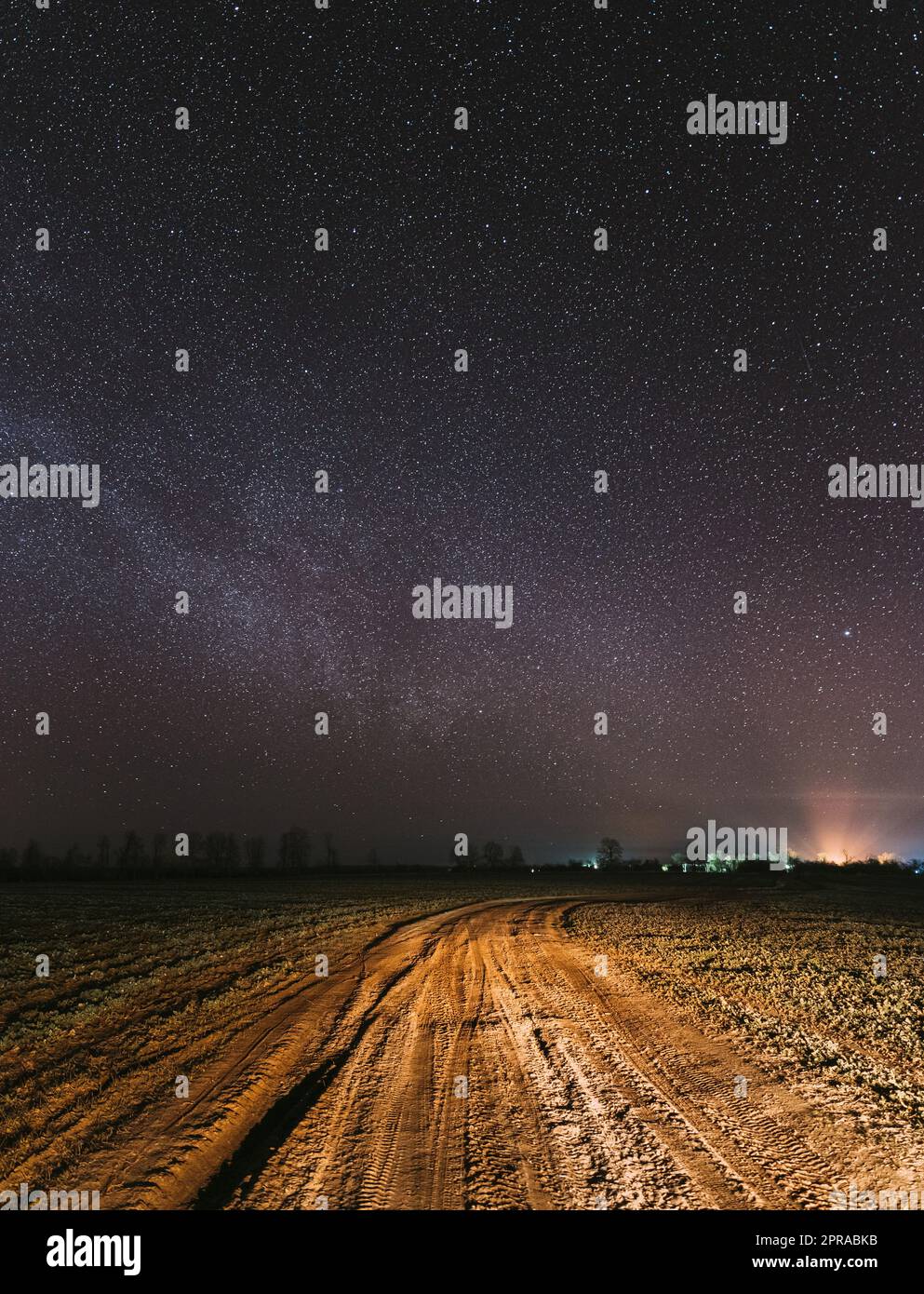 Nächtlicher Sternenhimmel Mit Leuchtenden Sternen Über Der Landschafts-Road-Landschaft. Milchstraße Galaxie Und Ländliche Feldwiese Stockfoto