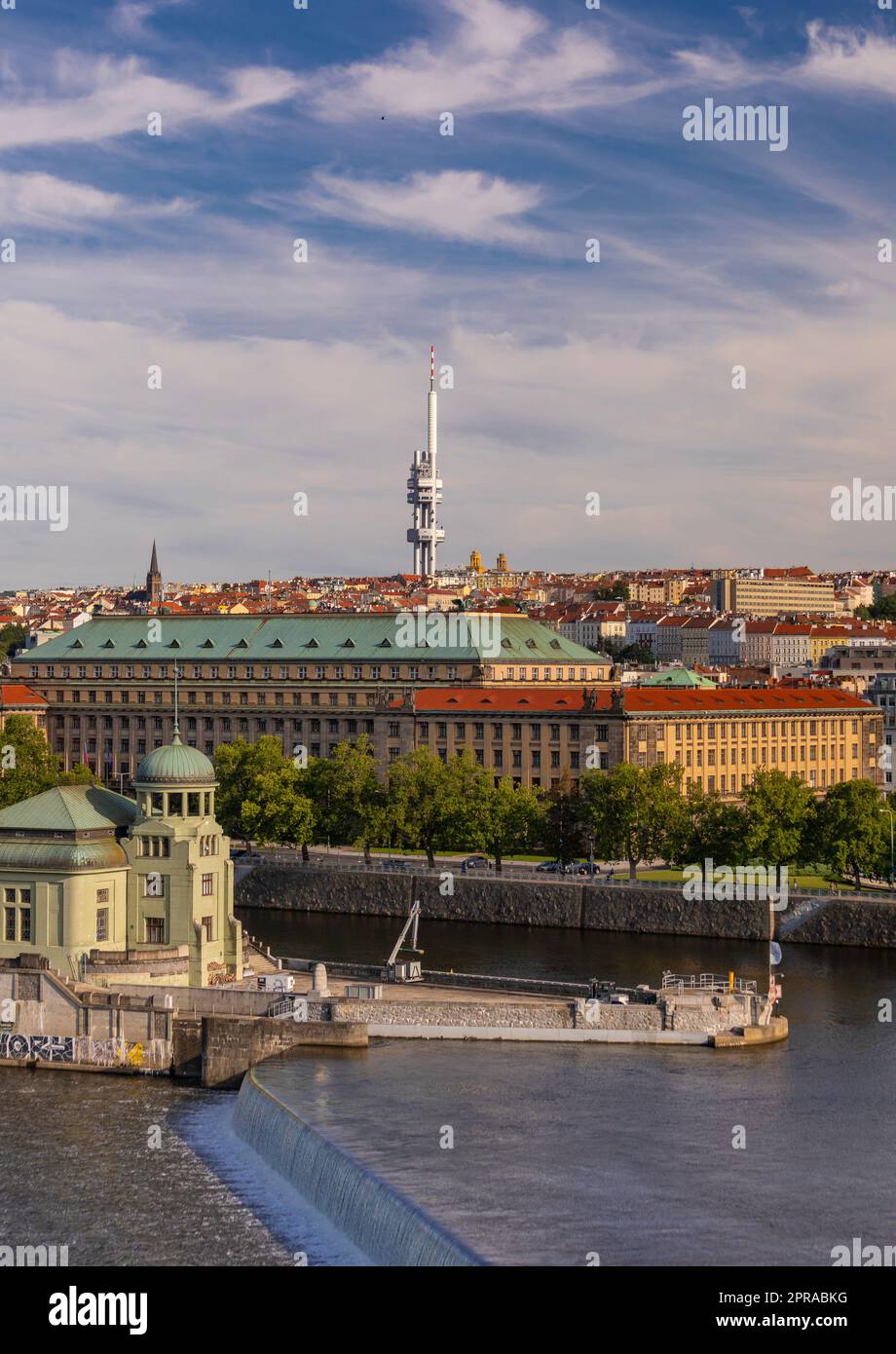 PRAG, TSCHECHISCHE REPUBLIK, EUROPA - Zizkov Fernsehturm, ein Senderturm aus dem Jahr 216m, Zentrum und Stadtbild an der Moldau. Stockfoto