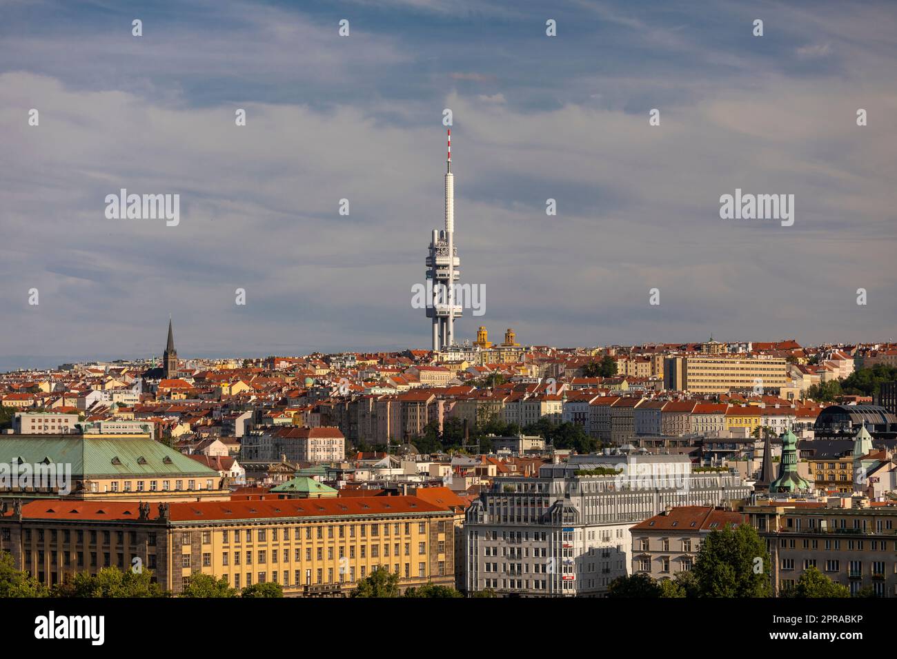 PRAG, TSCHECHISCHE REPUBLIK, EUROPA - Zizkov Fernsehturm, ein Senderturm aus dem Jahr 216m und Stadtbild. Stockfoto