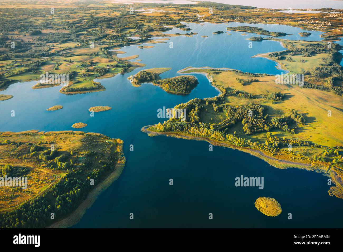 Braslaw Oder Braslau, Witebsk Voblast, Belarus. Blick Aus Der Vogelperspektive Auf Den Nedrava Lake Und Die Grüne Waldlandschaft Am Sonnigen Herbstmorgen. Blick Von Oben Auf Die Wunderschöne Europäische Natur Von High Attitude. Vogelperspektive. Berühmte Seen. Natürliche Wahrzeichen. Kleine Inseln Stockfoto