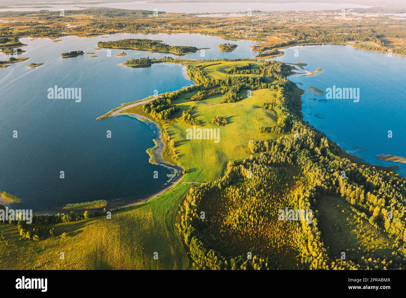 Braslaw Oder Braslau, Witebsk Voblast, Belarus. Blick Aus Der Vogelperspektive Auf Den Nedrava Lake, Den Green Forest Und Die Wiesenlandschaft Am Sonnigen Herbstmorgen. Blick Von Oben Auf Die Wunderschöne Europäische Natur Von High Attitude. Vogelperspektive. Panorama. Berühmte Seen. Natürliche Wahrzeichen Stockfoto