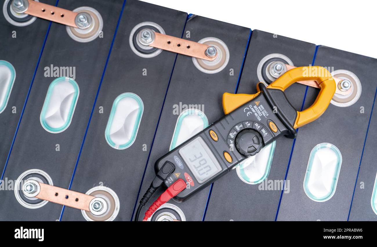 Lithium-NMC-Batterie für Elektrofahrzeuge. Batterie für Elektroautos. Lithium-Ionen-Akkupack. Lithium-NMC-Akku. Energiespeicher für Elektrofahrzeuge. Multimeter zur Spannungsmessung an der Batterie des Elektrofahrzeugs. Stockfoto