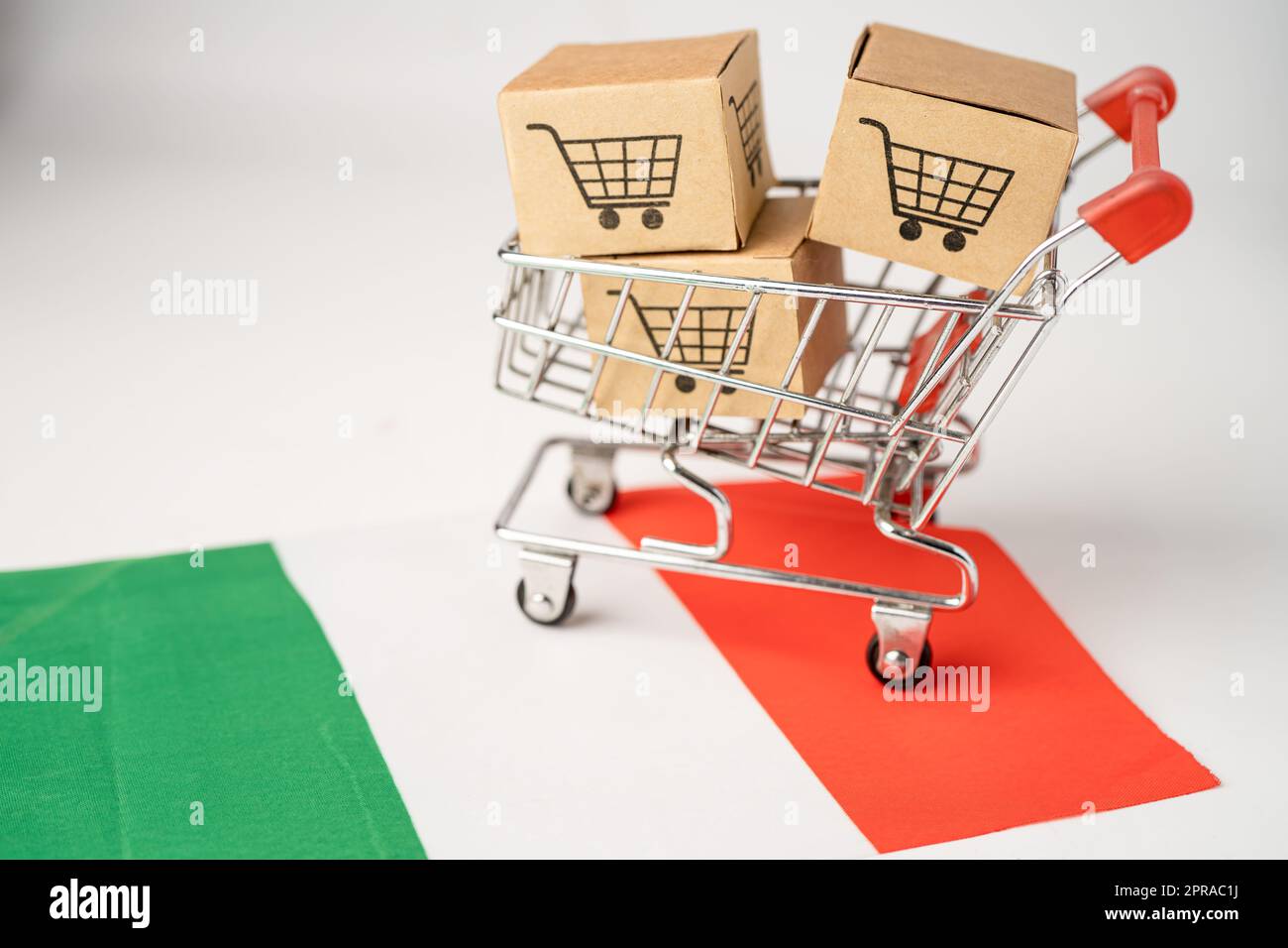 Box mit Warenkorb-Logo und italienischer Flagge, Import Export Online-Shopping oder eCommerce-Finanzierung Lieferservice Produktversand, Handel, Lieferantenkonzept. Stockfoto