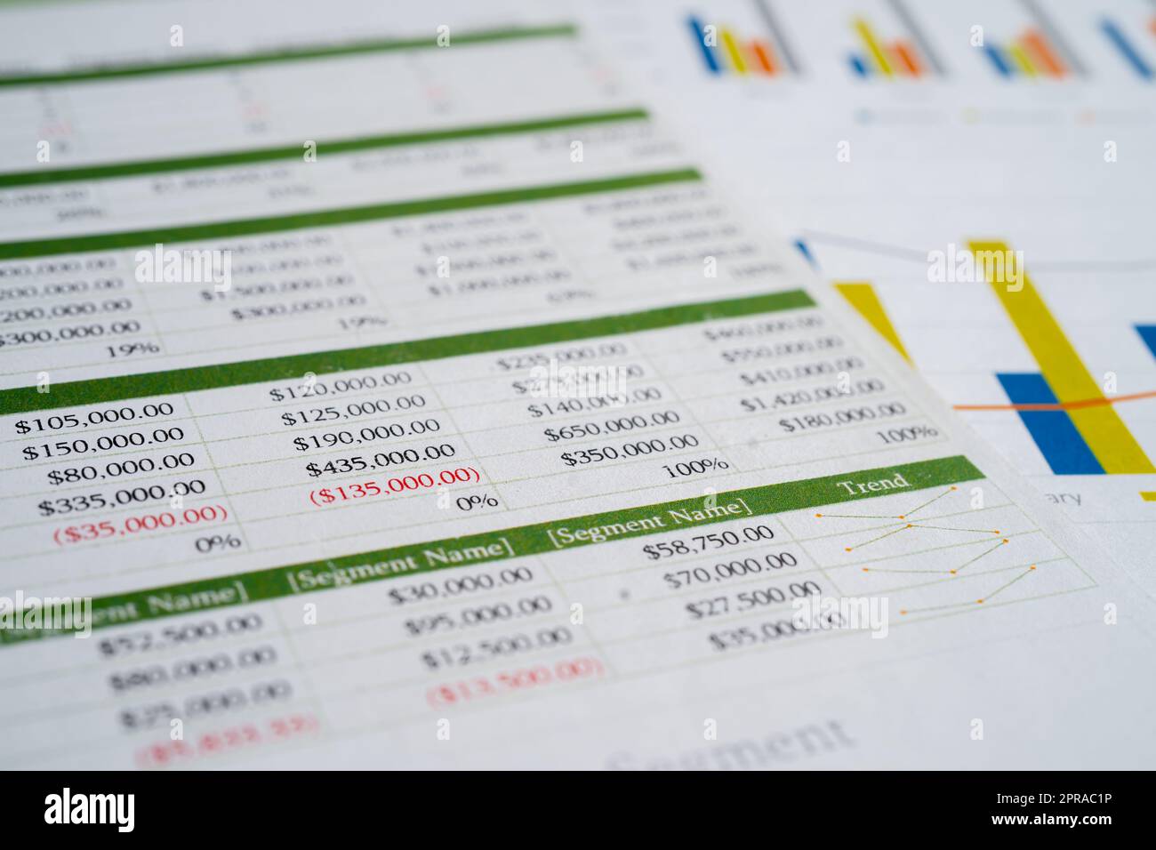 Tabellenkalkulationspapier mit Diagramm. Finanzen, Konten, Statistiken, analytische Forschungsdatenwirtschaft, Börsenhandel und Tagungskonzept für Unternehmen Stockfoto