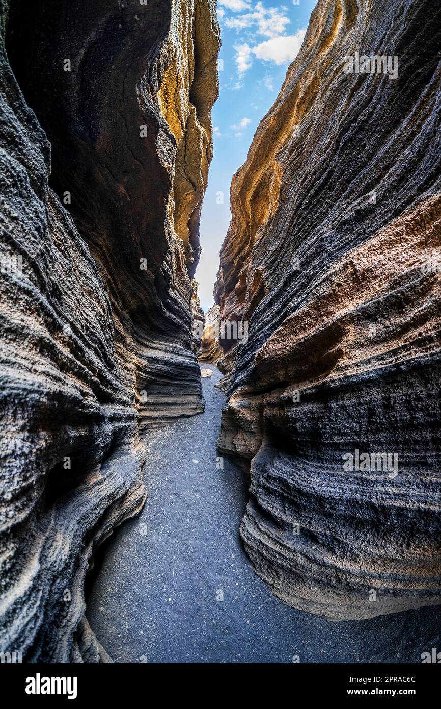 Las Grietas - vulkanische Spalte, die sich an den Hängen von Montana Blanca gebildet hat. Bild Mit Hohem Dynamikbereich. Lanzarote, Kanarische Inseln. Spanien. Stockfoto