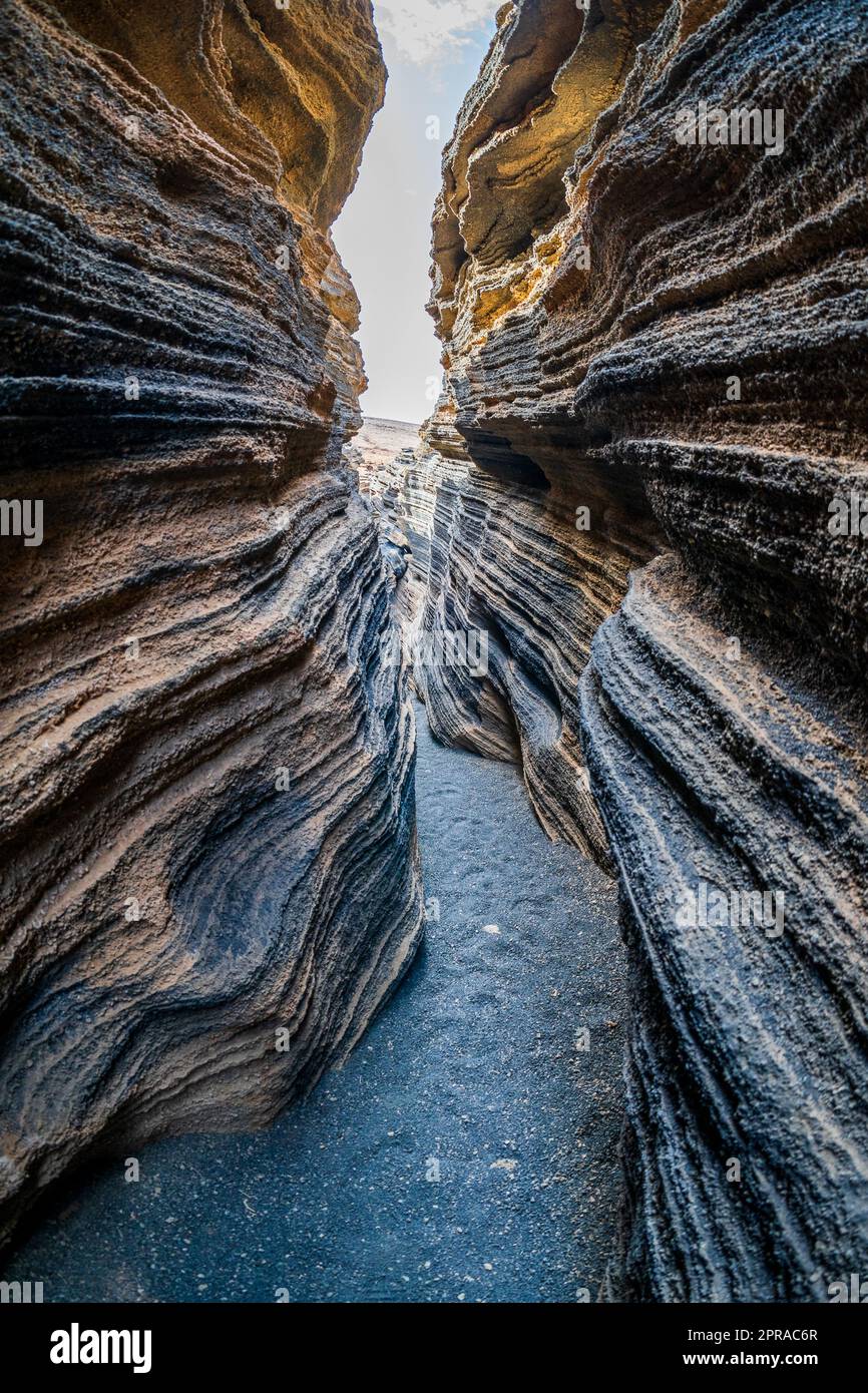 Las Grietas - vulkanische Spalte, die sich an den Hängen von Montana Blanca gebildet hat. Bild Mit Hohem Dynamikbereich. Lanzarote, Kanarische Inseln. Spanien. Stockfoto