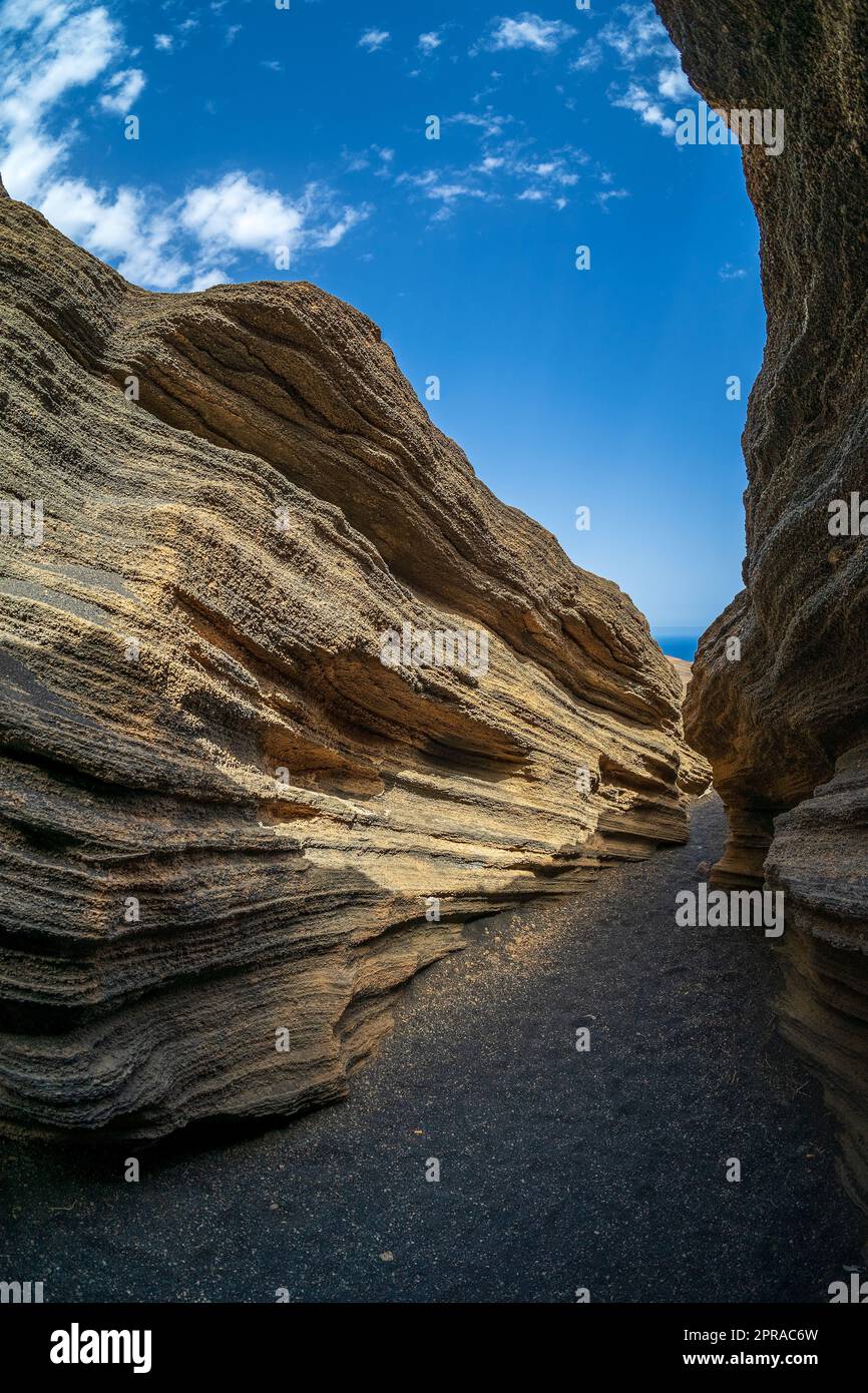 Las Grietas - vulkanische Spalte, die sich an den Hängen von Montana Blanca gebildet hat. Bild Mit Hohem Dynamikbereich. Lanzarote, Kanarische Inseln. Spanien. Stockfoto