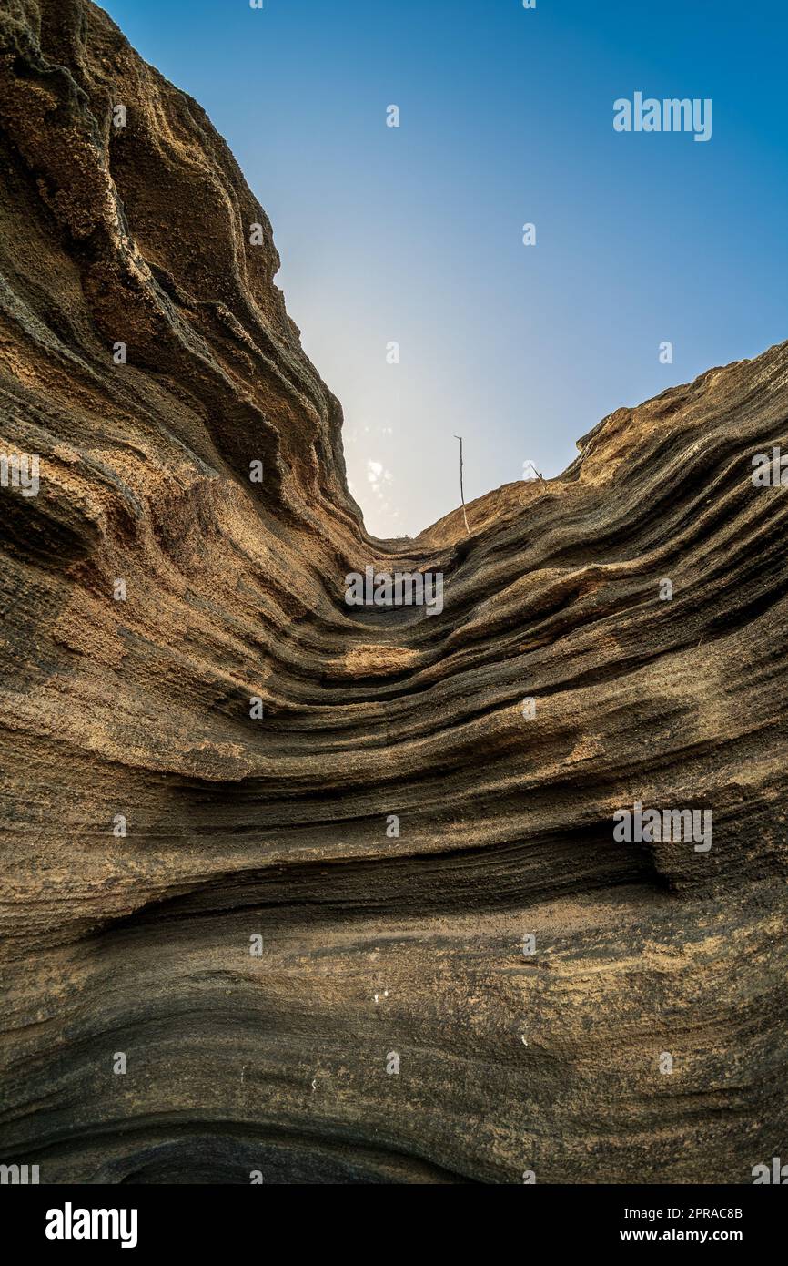 Las Grietas - vulkanische Spalte, die sich an den Hängen von Montana Blanca gebildet hat. Bild Mit Hohem Dynamikbereich. Lanzarote, Kanarische Inseln. Spanien. Stockfoto