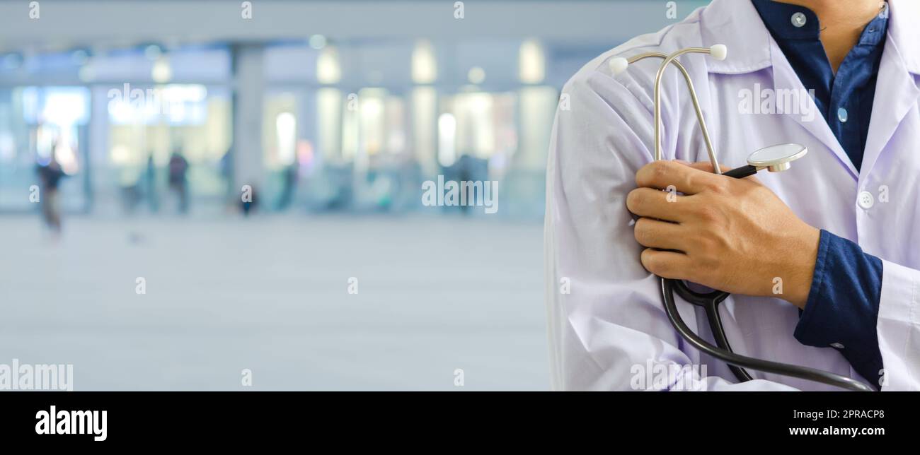 Medizin Arzt mit Stethoskop stehend und Diagnose im Krankenhaus.Gesundheitswesen und medizinische oder Krankenversicherung Hintergrund Panorama-Konzept. Stockfoto