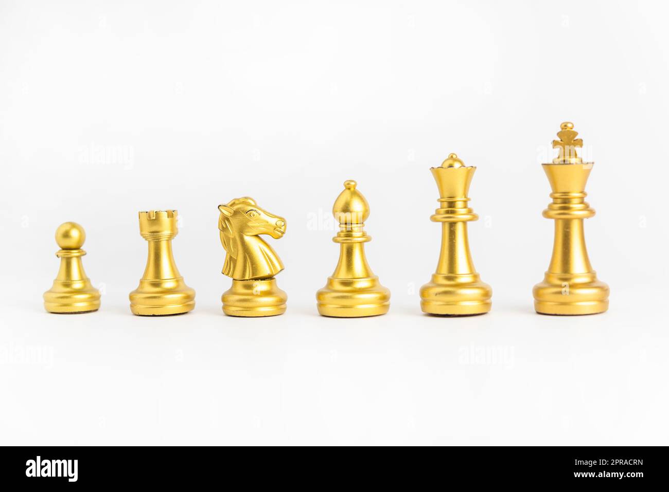 Schachspiel Gold isoliert auf weißem Hintergrund. Stockfoto