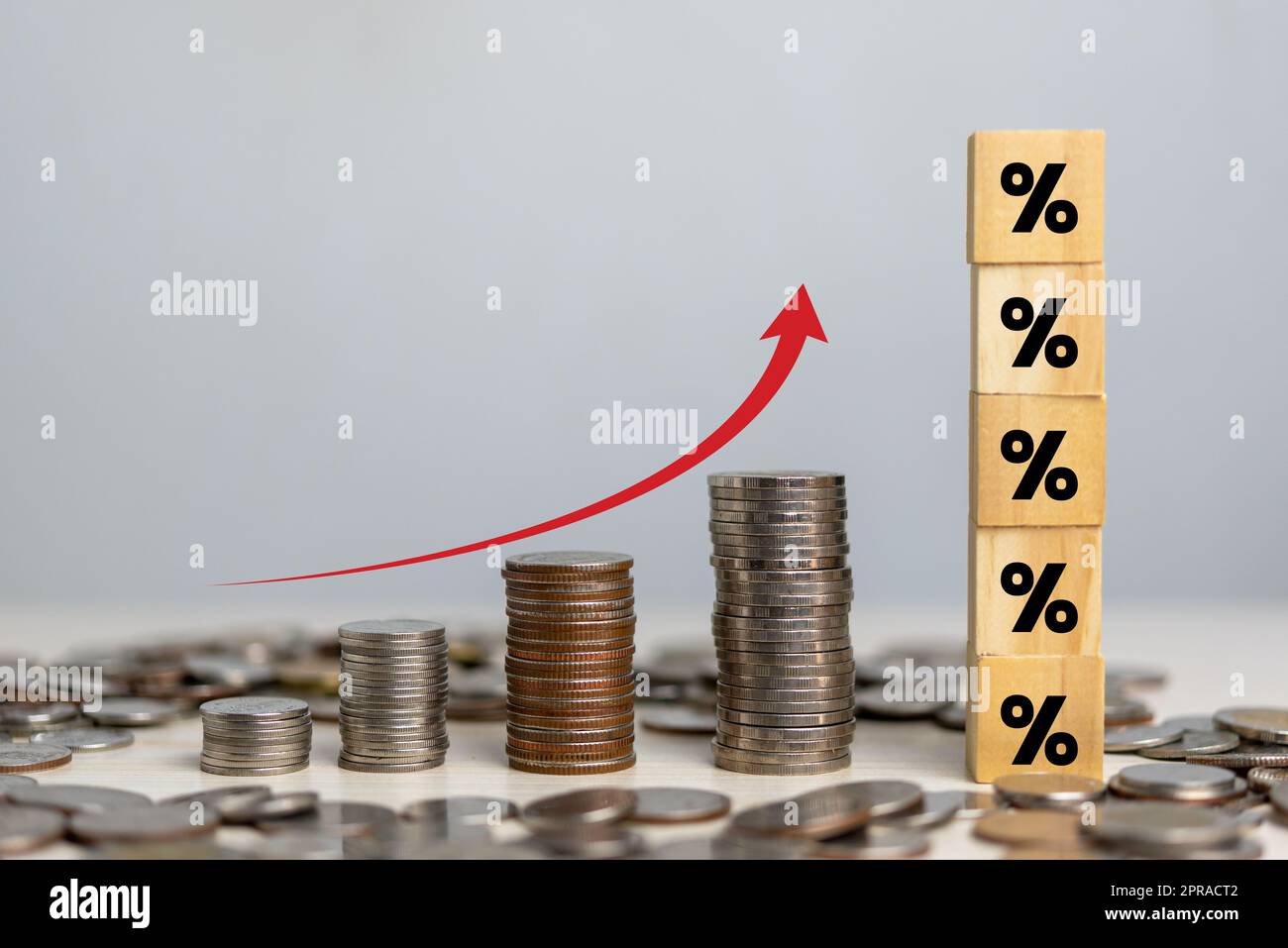 Business Finance Investments Economy stapeln Münzinflation und Pfeil rot mit Holzwürfel Prozentsatz auf dem Schreibtisch. Stockfoto