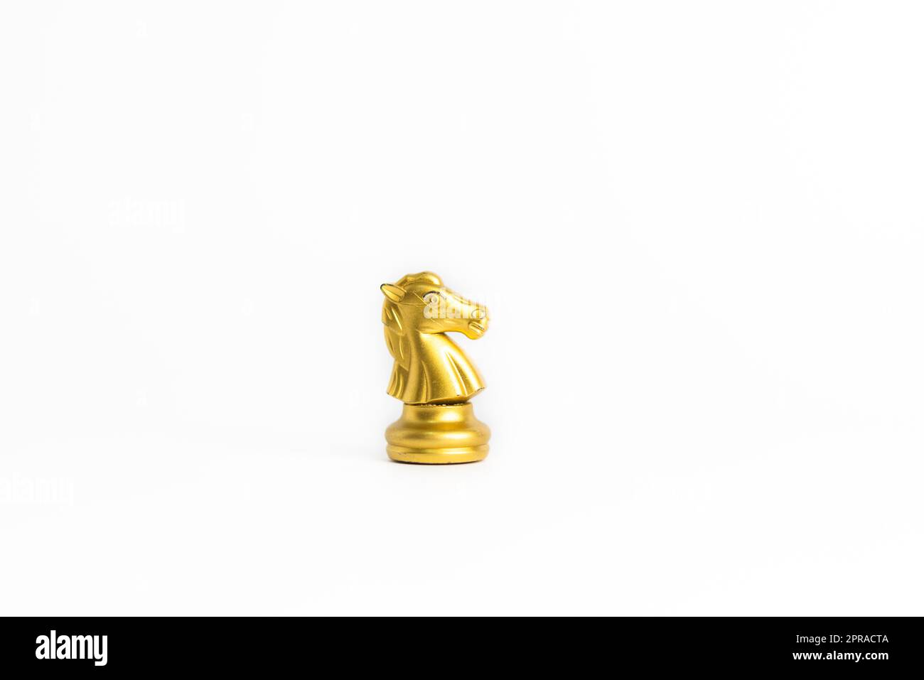 Schachspiel Gold isoliert auf weißem Hintergrund. Stockfoto