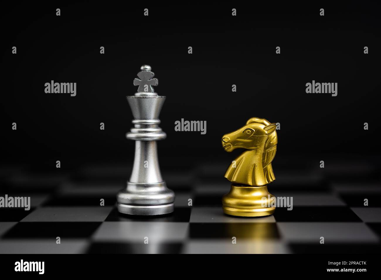 Schachspiel Gold und Silber auf schwarzem Hintergrund. Stockfoto