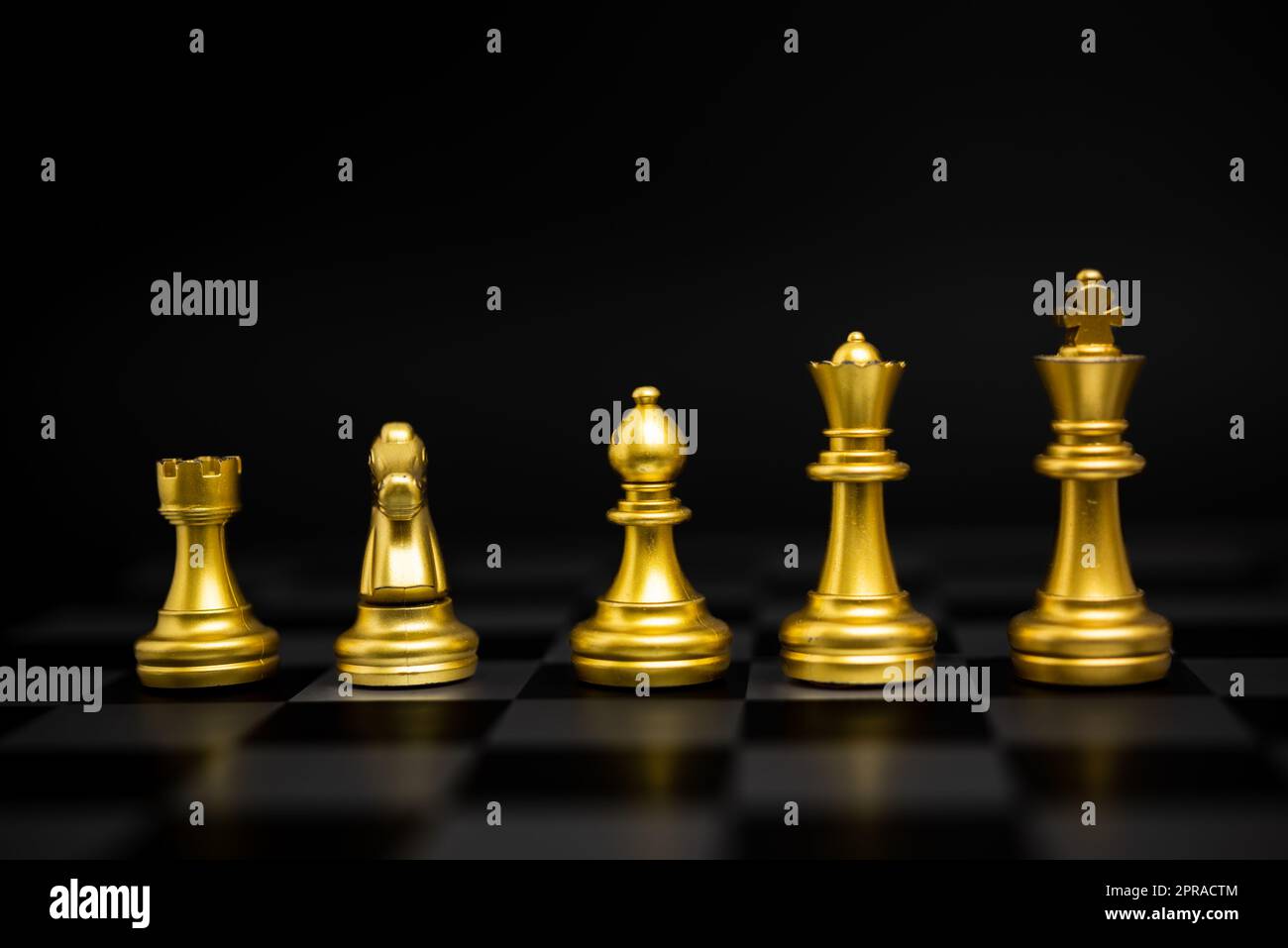 Schachspiel Gold und Silber auf schwarzem Hintergrund. Stockfoto