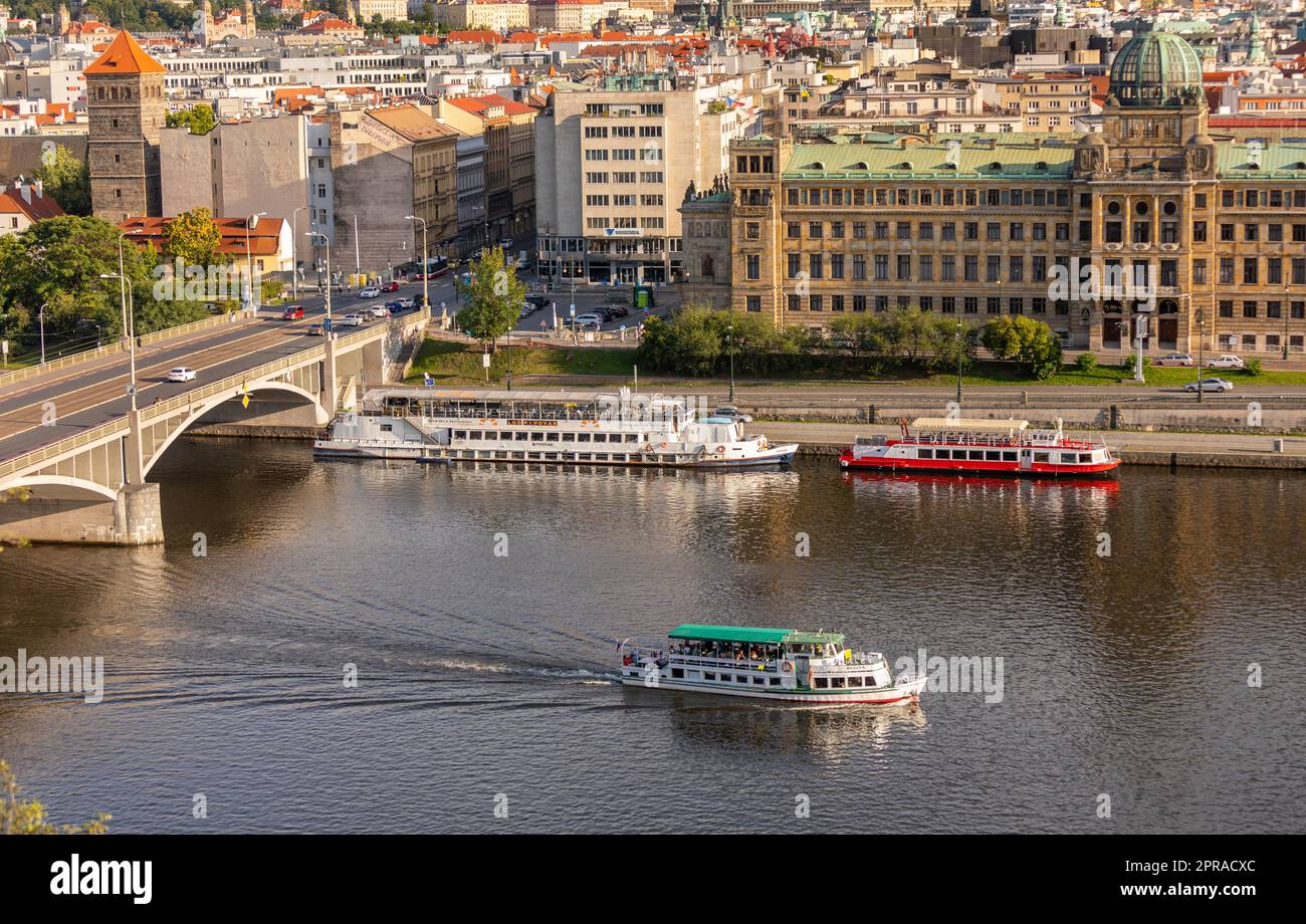 PRAG, TSCHECHISCHE REPUBLIK - Touristenboote auf der Moldau. Stockfoto