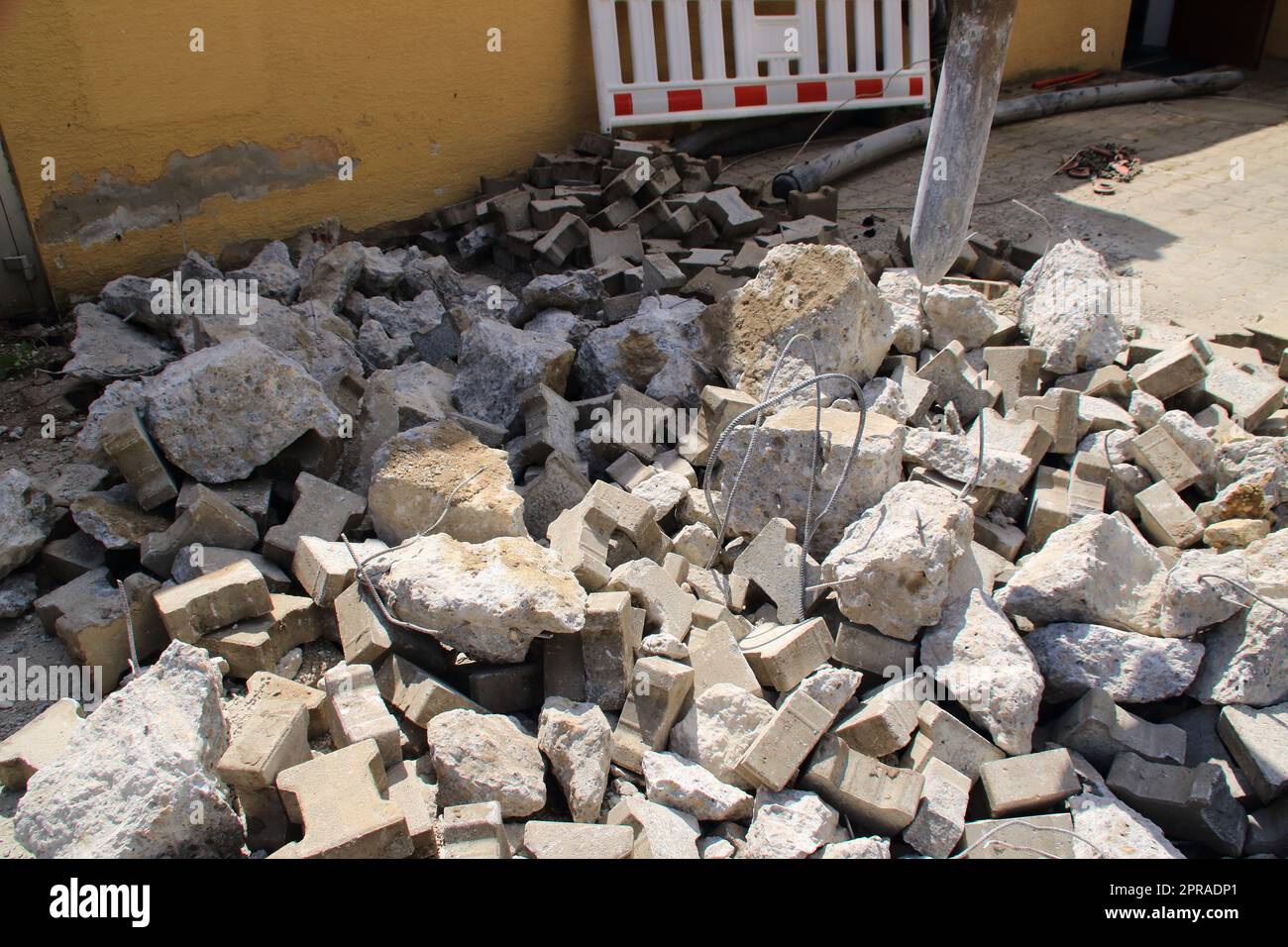 Betonreste aus Bauschutt wurden mit einem Meißel zerkleinert Stockfoto