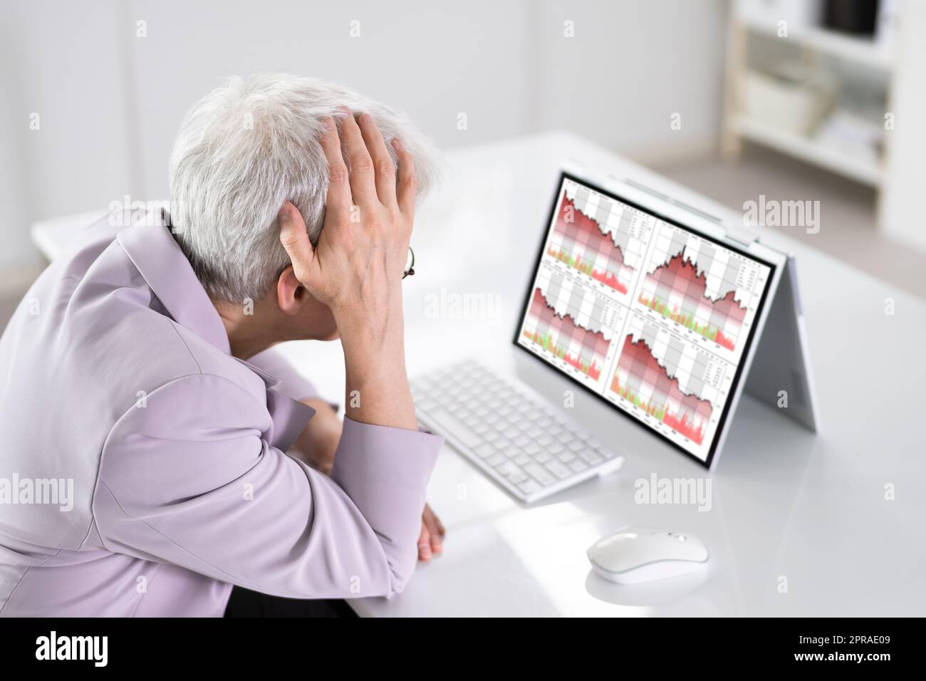 Daten Zu Finanziellen Verlusten. Geschäftsfrau Mit Aktienverlust Stockfoto