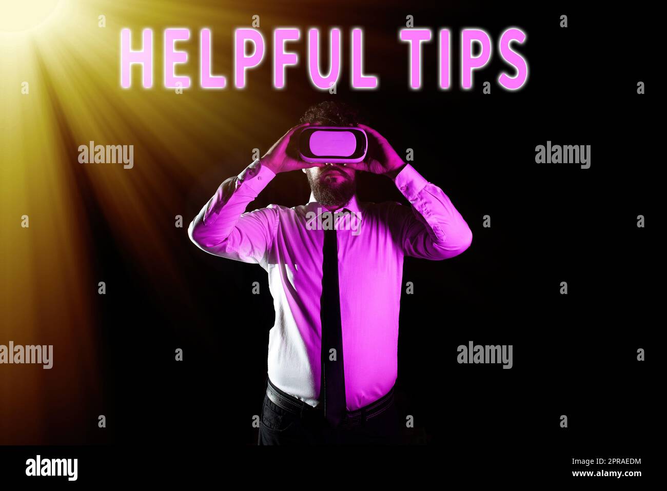 Inspiration zeigt Schild hilfreich Tipp S ist. Konzeptfoto Fragen Sie einen Experten Lösungen Tipps Beratung Geschäftsmann nimmt an professioneller Schulung durch Virtual-Reality-Brillen Teil. Stockfoto