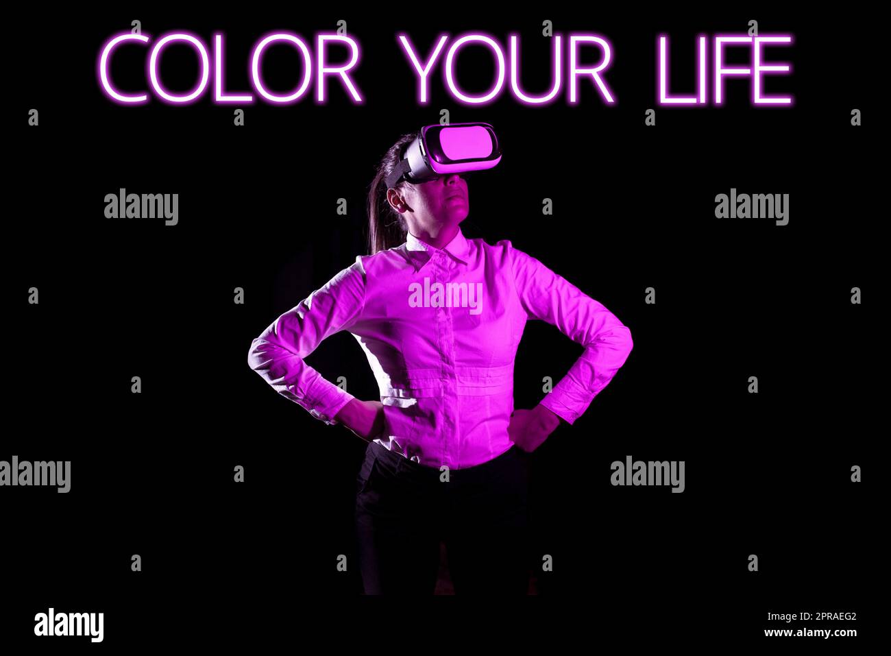 Ein Schild, auf dem „Color Your Life“ steht. Geschäftskonzept Mach deinen Tag farbenfroh sei fröhlich motiviert inspirierte Frau, die ein professionelles Training mit dem Virtual-Reality-Headset absolviert. Stockfoto