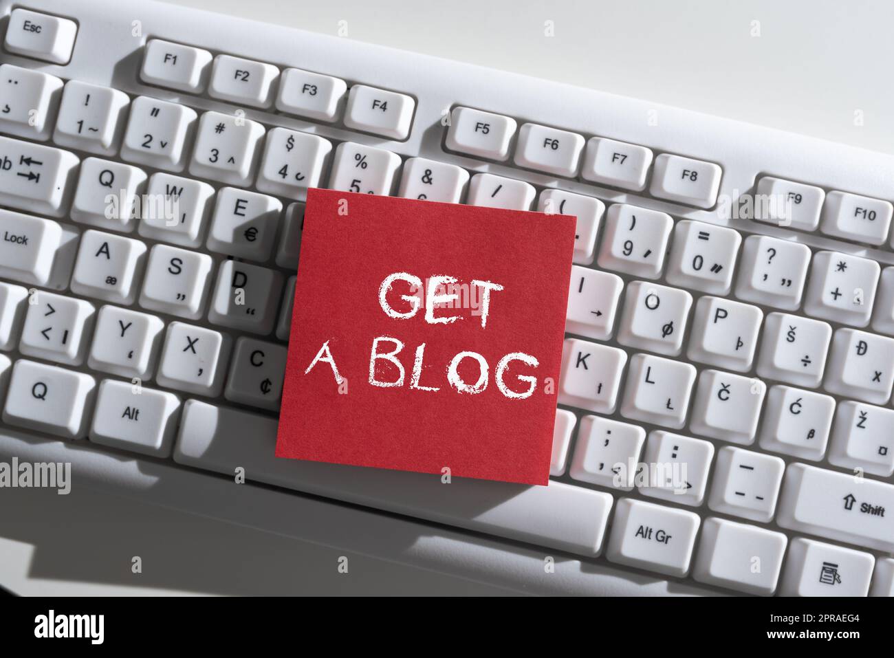 Konzeptionelle Anzeige Erhalten Sie Einen Blog. Word geschrieben auf Start Schreiben in sozialen Netzwerken Bloggen Moderne Kommunikation wichtige Informationen geschrieben auf Note on Desk Over Keyboard. Stockfoto