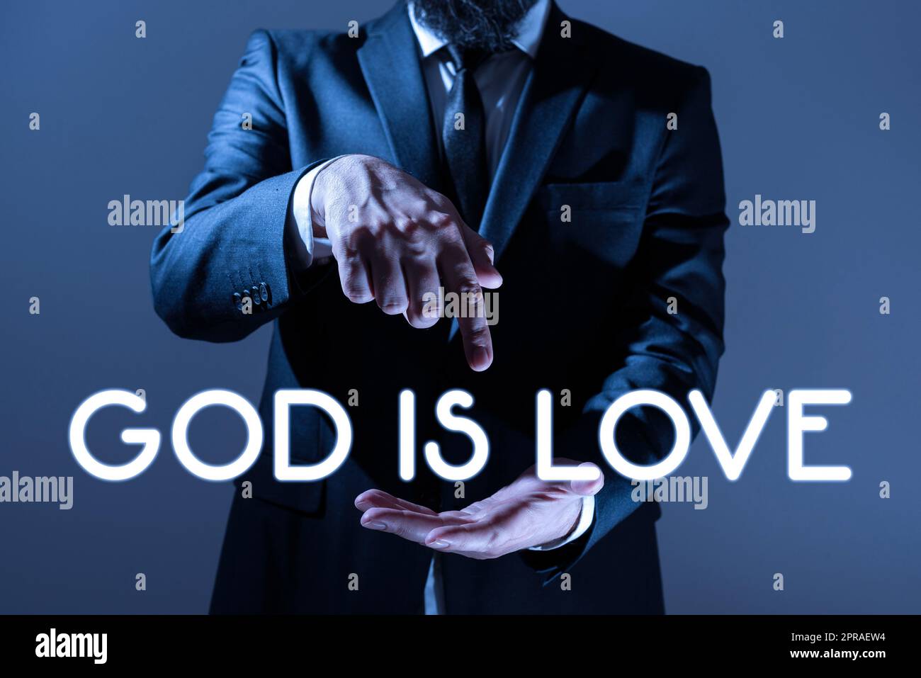 Begrifflicher Titel: "Gott ist Liebe". Geschäftsvorführung, die an Jesus glaubt, religiöse Gedanken hat, christlicher Geschäftsmann im Anzug, der mit einem Finger auf eine wichtige Nachricht zeigt. Stockfoto