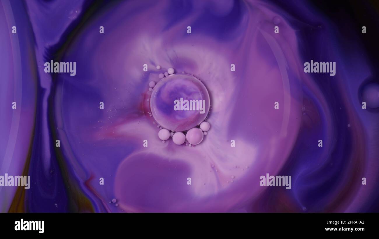 Abstrakte Farben, Hintergründe und Texturen. Ölfarbe in Milch schaffen helle bunte abstrakte Hintergründe. Chemisches Experiment. Stockfoto