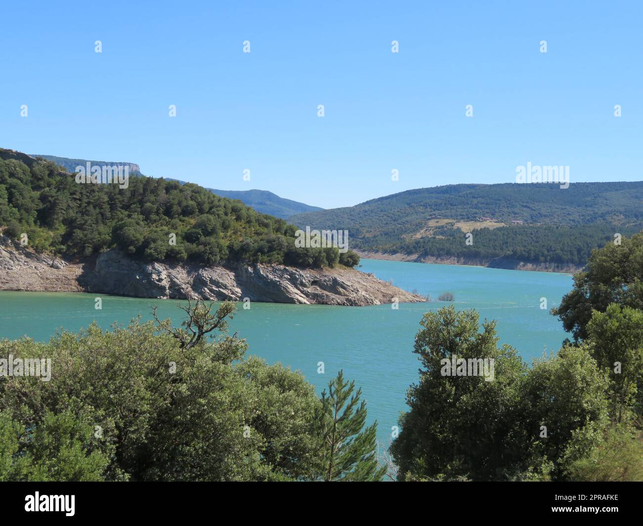 Wunderschöner Fluss mit Süßwasser, ideal zum Baden und Wassersport, natürliche Landschaft Stockfoto