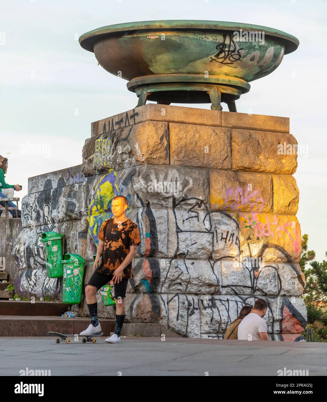 LETNA PARK, PRAG, TSCHECHISCHE REPUBLIK - Skateboarder im Prager Metronompark. Stockfoto