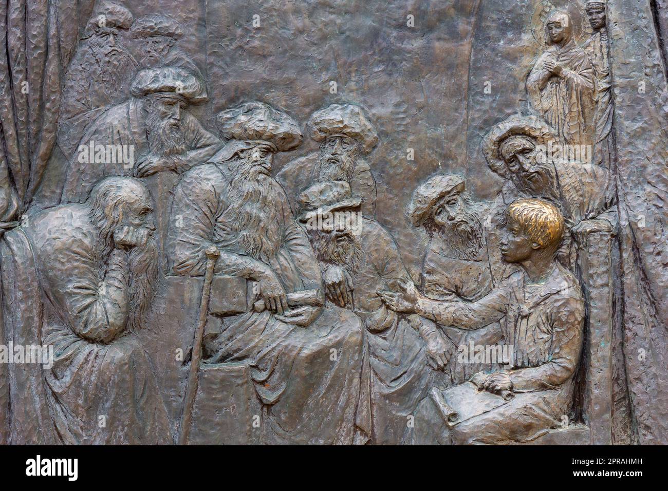 Das Fundstück im Tempel – das fünfte fröhliche Geheimnis auf dem Berg Podbrdo in Medjugorje. Bronzeentlastungen am Hang von Carmelo Puzzolo. Stockfoto