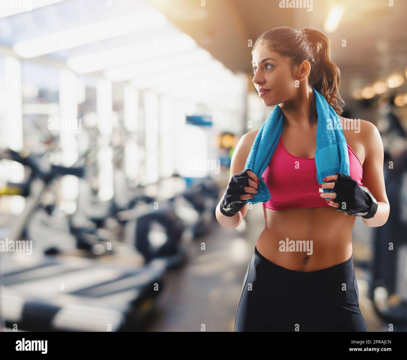 Frau im Fitnessstudio bereit, Fitnessunterricht zu beginnen Stockfoto