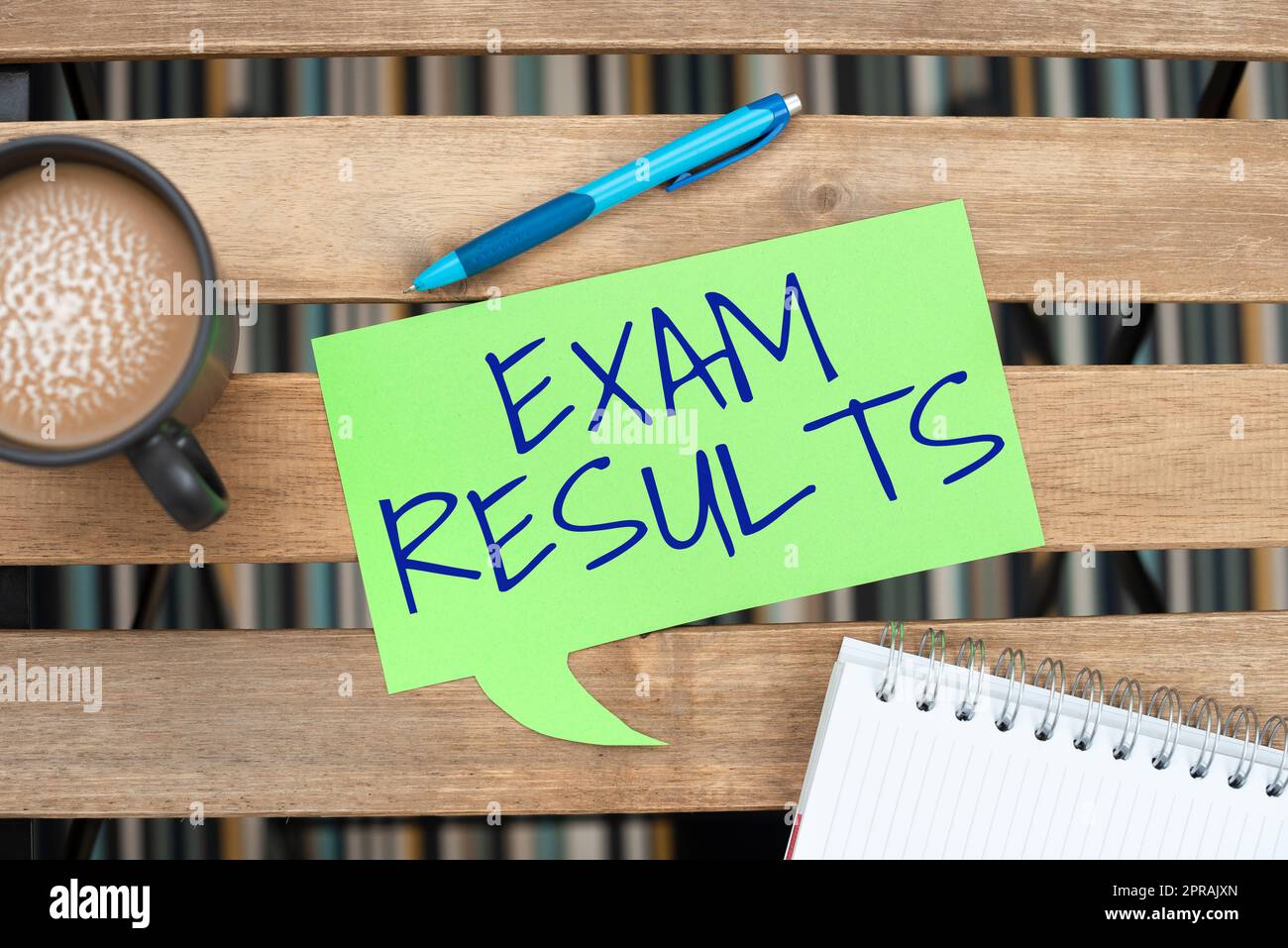 Handschriftlich unterschreiben Untersuchungsergebnisse. Geschäftsansatz Ergebnis eines formellen Tests, der Kenntnisse oder Fähigkeiten zeigt Sprechblase mit wichtiger Ankündigung auf dem Tisch mit Kaffee platziert. Stockfoto