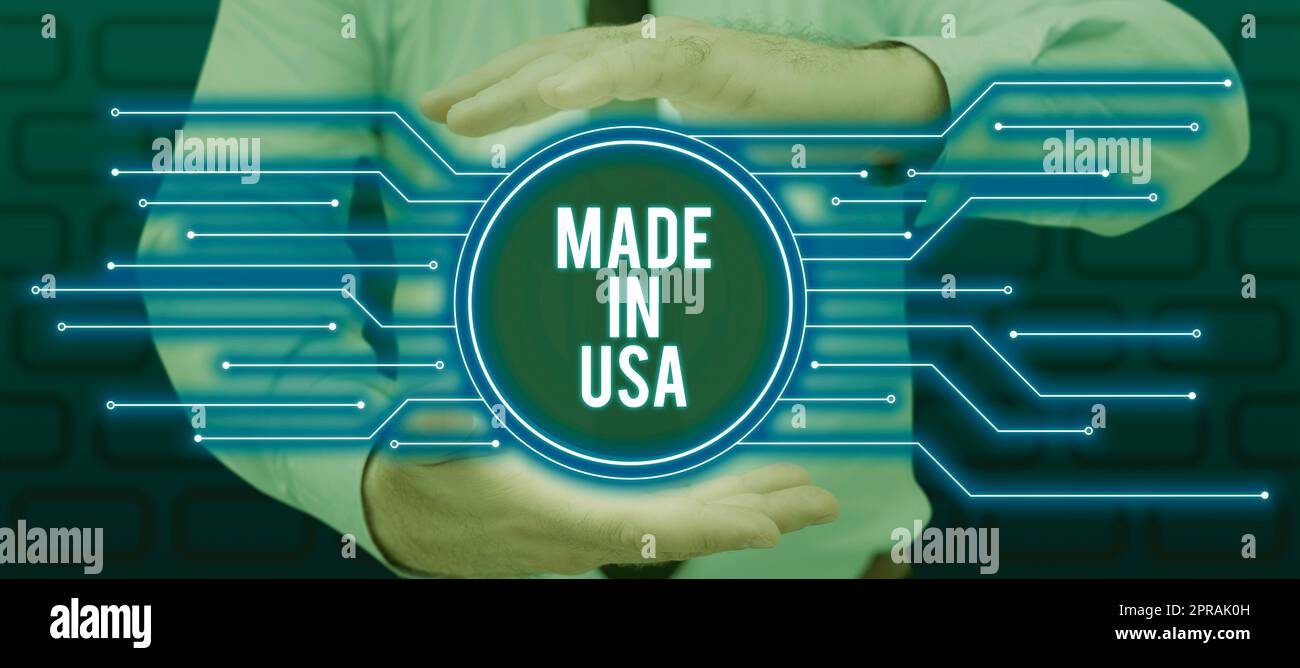Handgeschriebener Text hergestellt in den USA. Geschäftsansatz US-amerikanische Marke aus den USA hergestelltes lokales Produkt Mann mit futuristischem Design in der Hand und präsentiert wichtige Informationen. Stockfoto